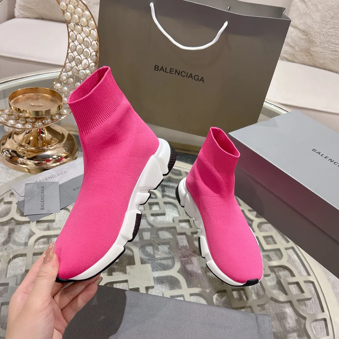 👟👟Ex-factory price 400👟👟 Balenciaga classic sock boots, originally produced by the factory, purchasing agent level. The latest original outsole mold, (TPU ten-vacuum outsole, the highest version on the market, please do not compare prices with TPR outsole, don’t bother if you don’t know the product) The black, white and red three-color vacuum sole shows high-end luxury. •Upper: elastic fly weave double-layer composite gold wire high-elastic knitted mesh cotton •Inner lining: imported double-sided velvet, which is comfortable and resilient to shape •Insole: original imported terry cloth, breathable but not fading •Sole: TPU ten-vacuum outsole (to eliminate pores) •Packaging: full set of packaging (certificate, invoice, cloth bag, handbag) •Size: 34-45 standard code (34, 45, 46.47 can be customized and are not returnable)
